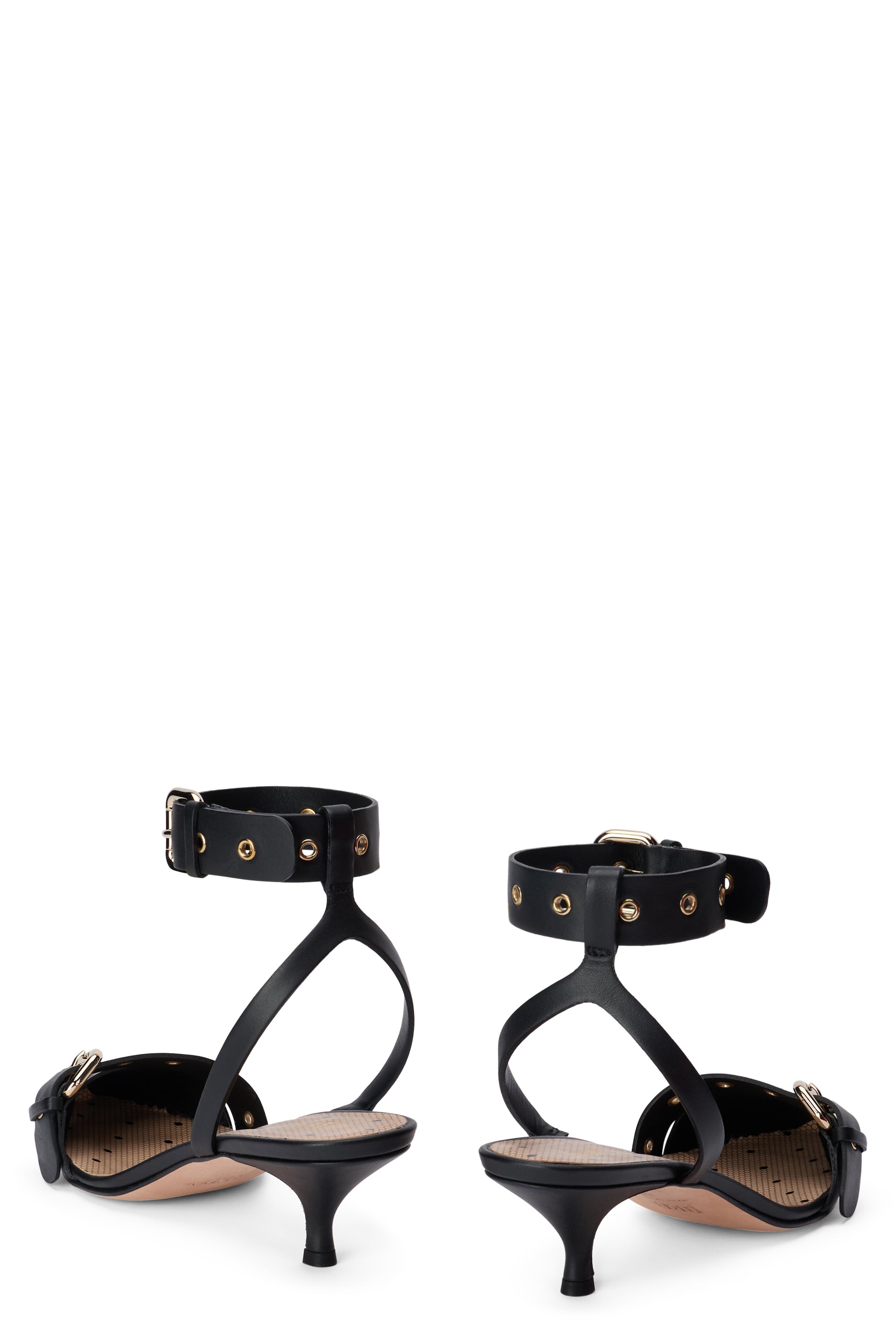 Elegant black shoe with kitten heel, versatile and chic