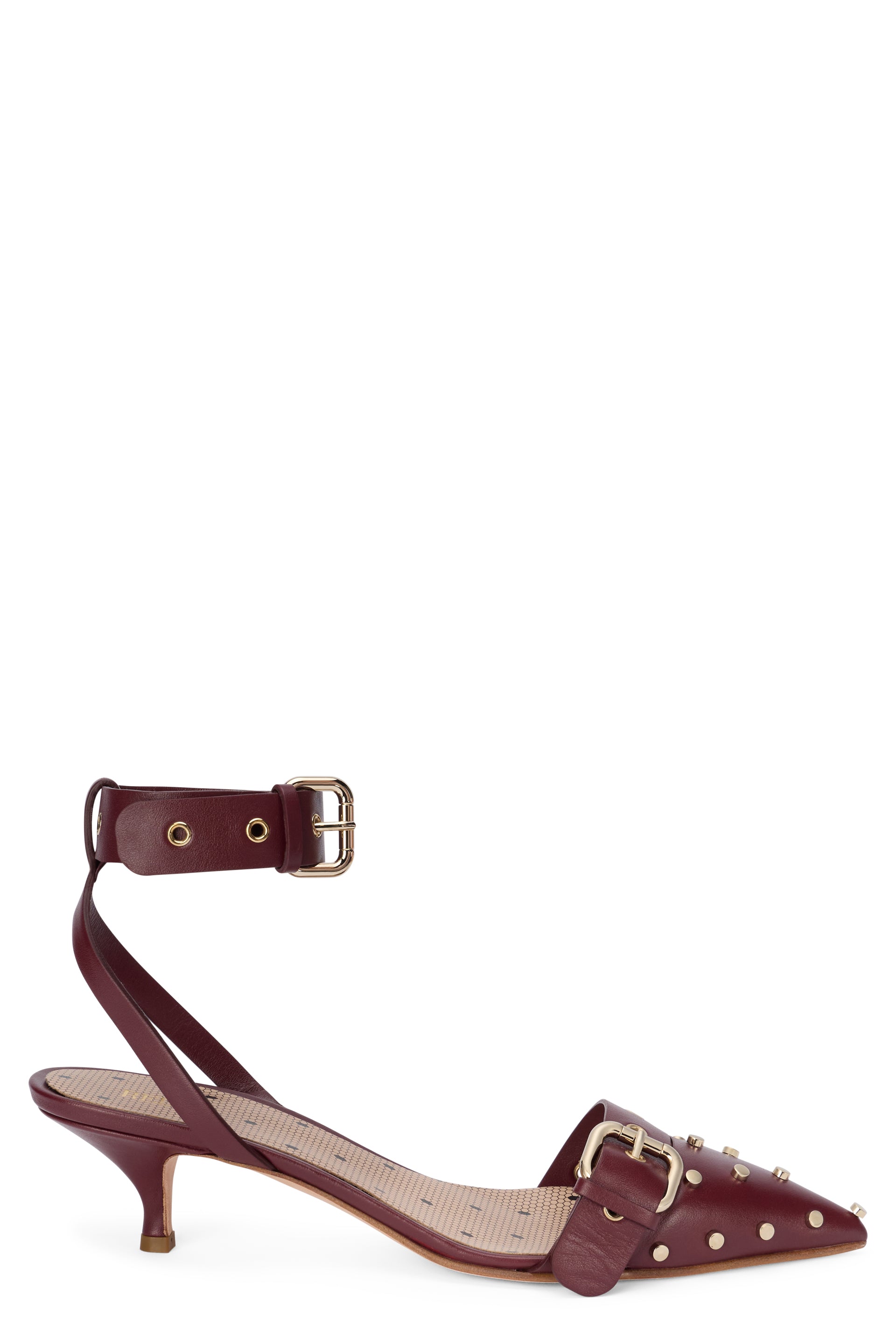 Elegant low-heeled shoes in burgundy color, versatile and chic.