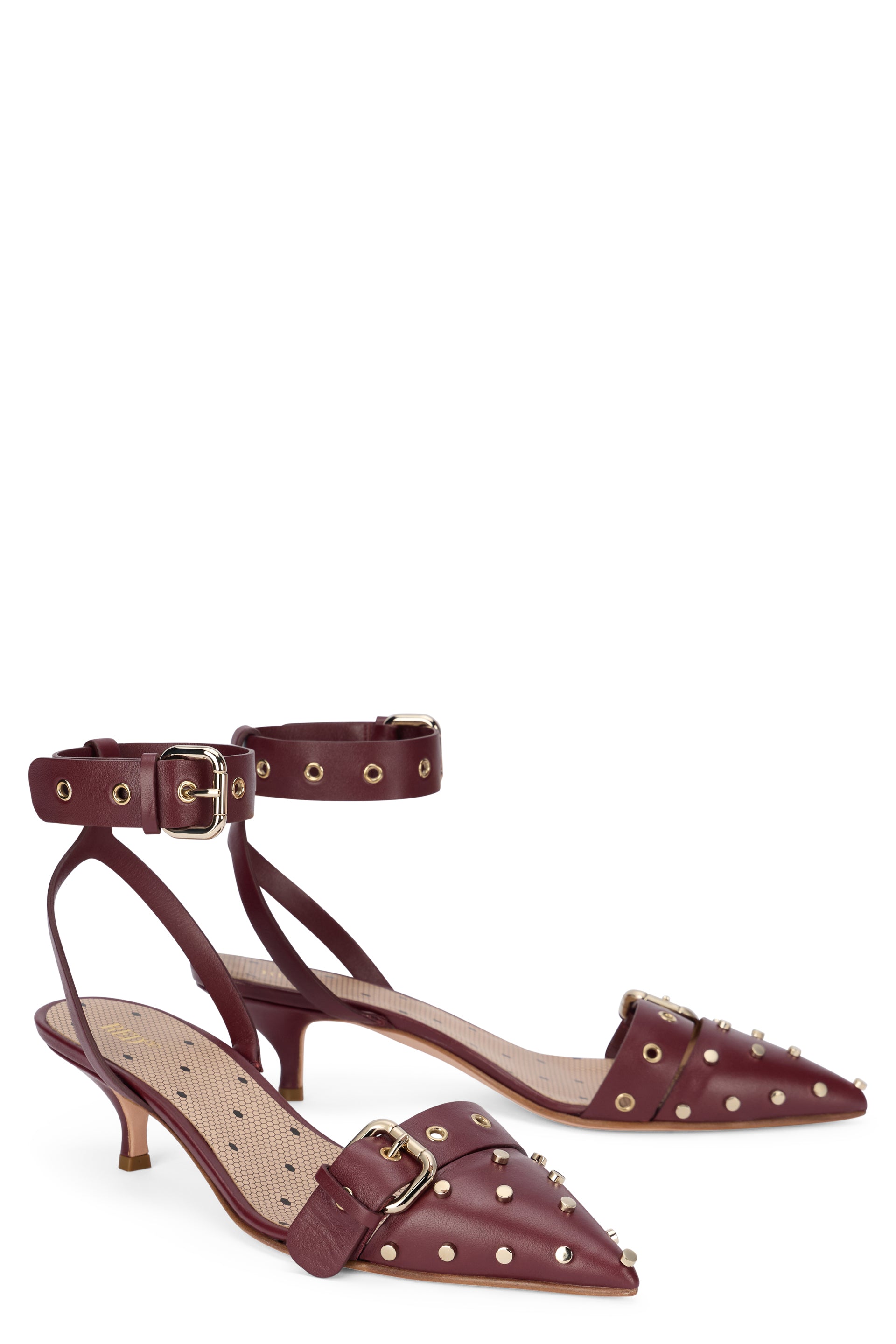 Elegant low-heeled shoes in burgundy color, versatile and chic.