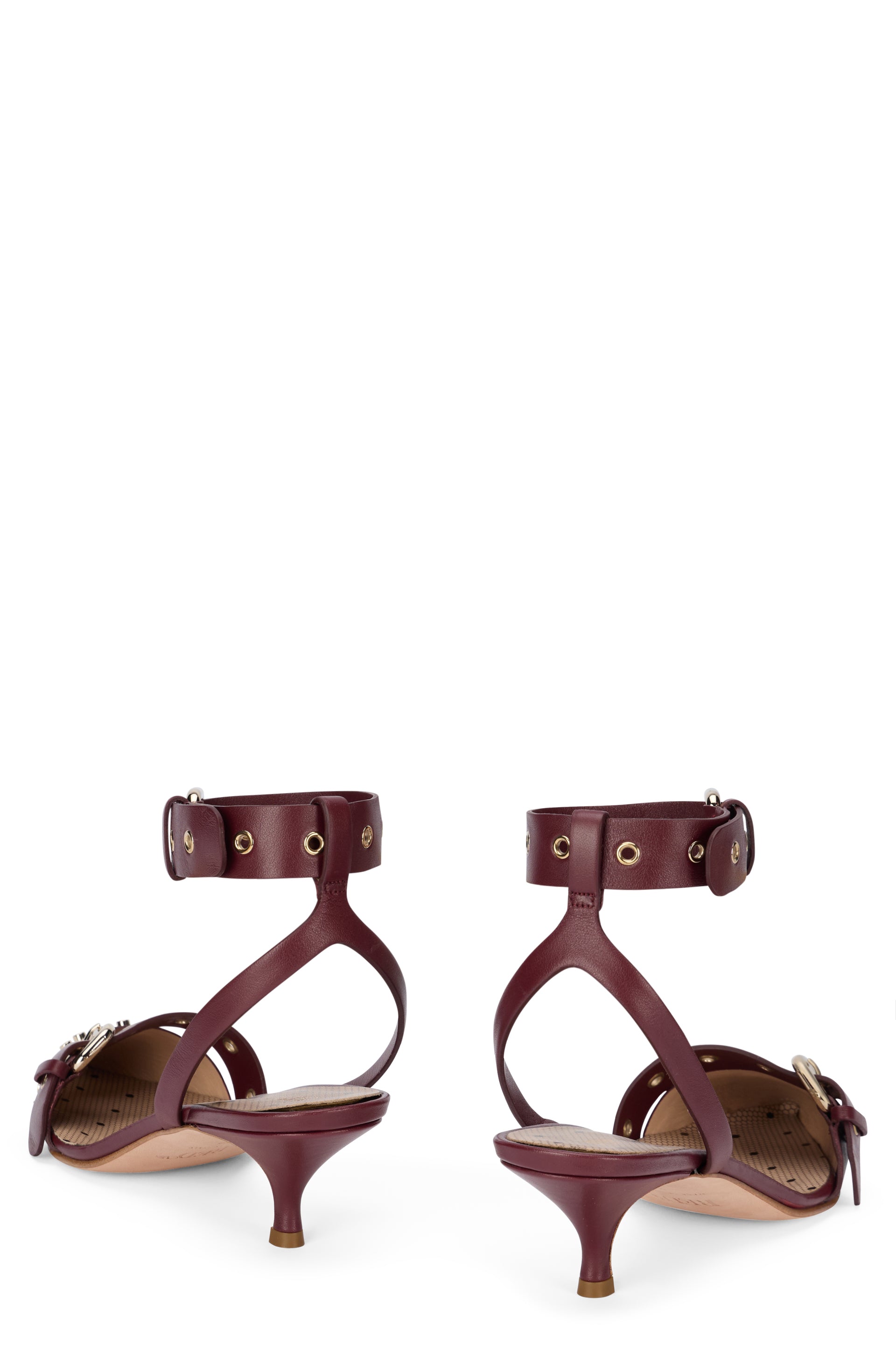 Elegant low-heeled shoes in burgundy color, versatile and chic.