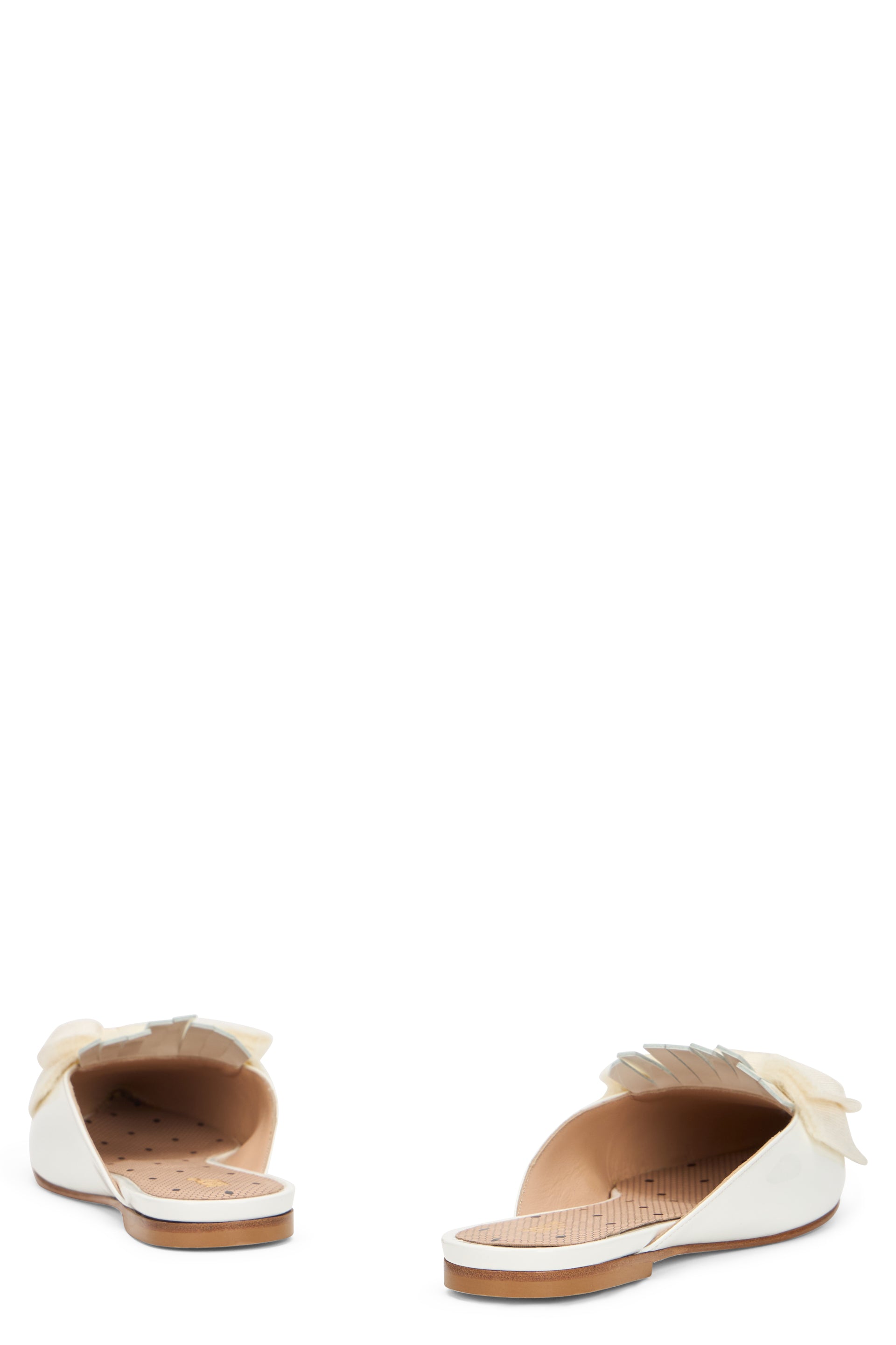 Low shoes in white color with an elegant and versatile design.