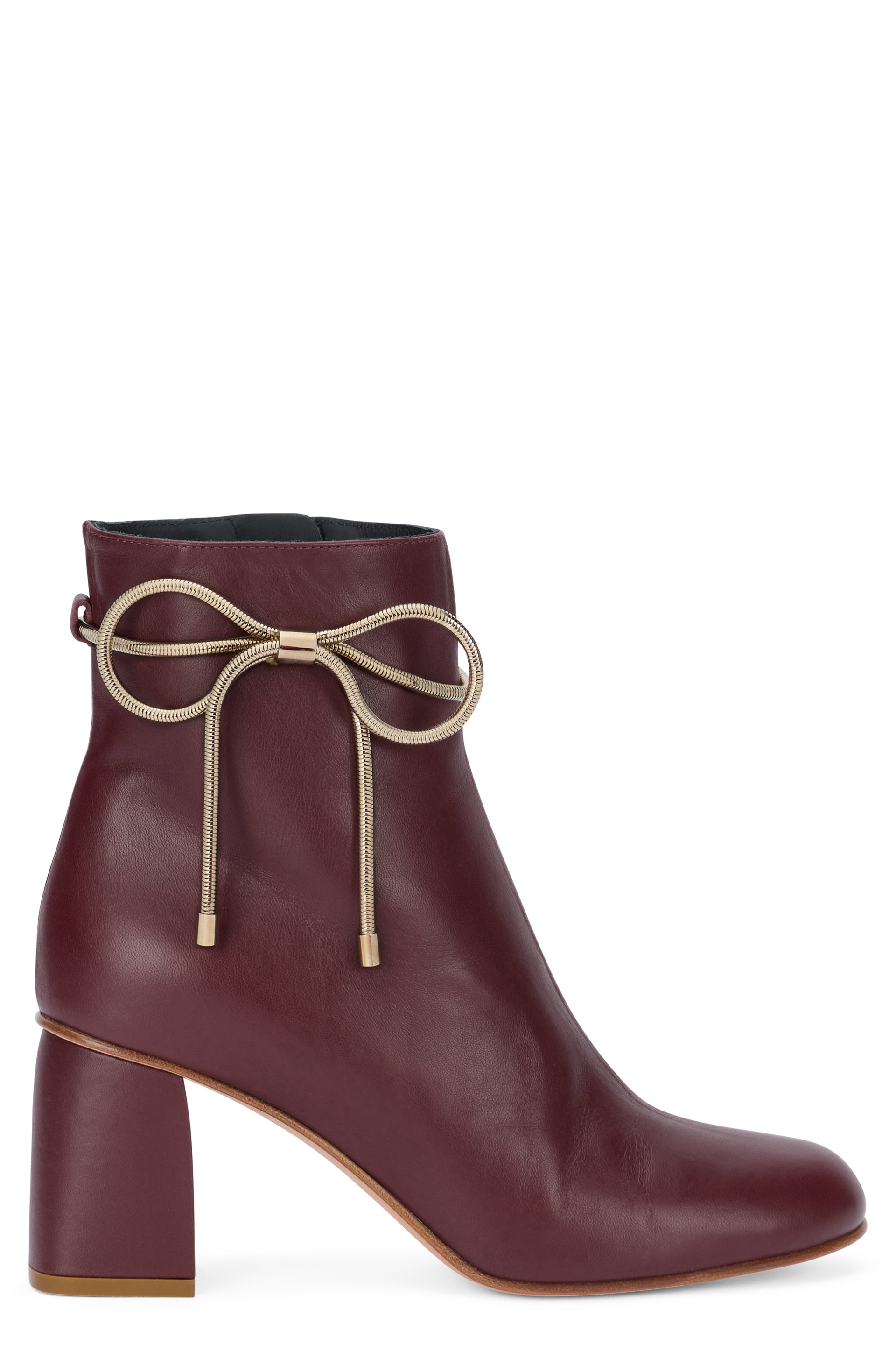 Heeled boots in shades of burgundy, elegant and versatile.