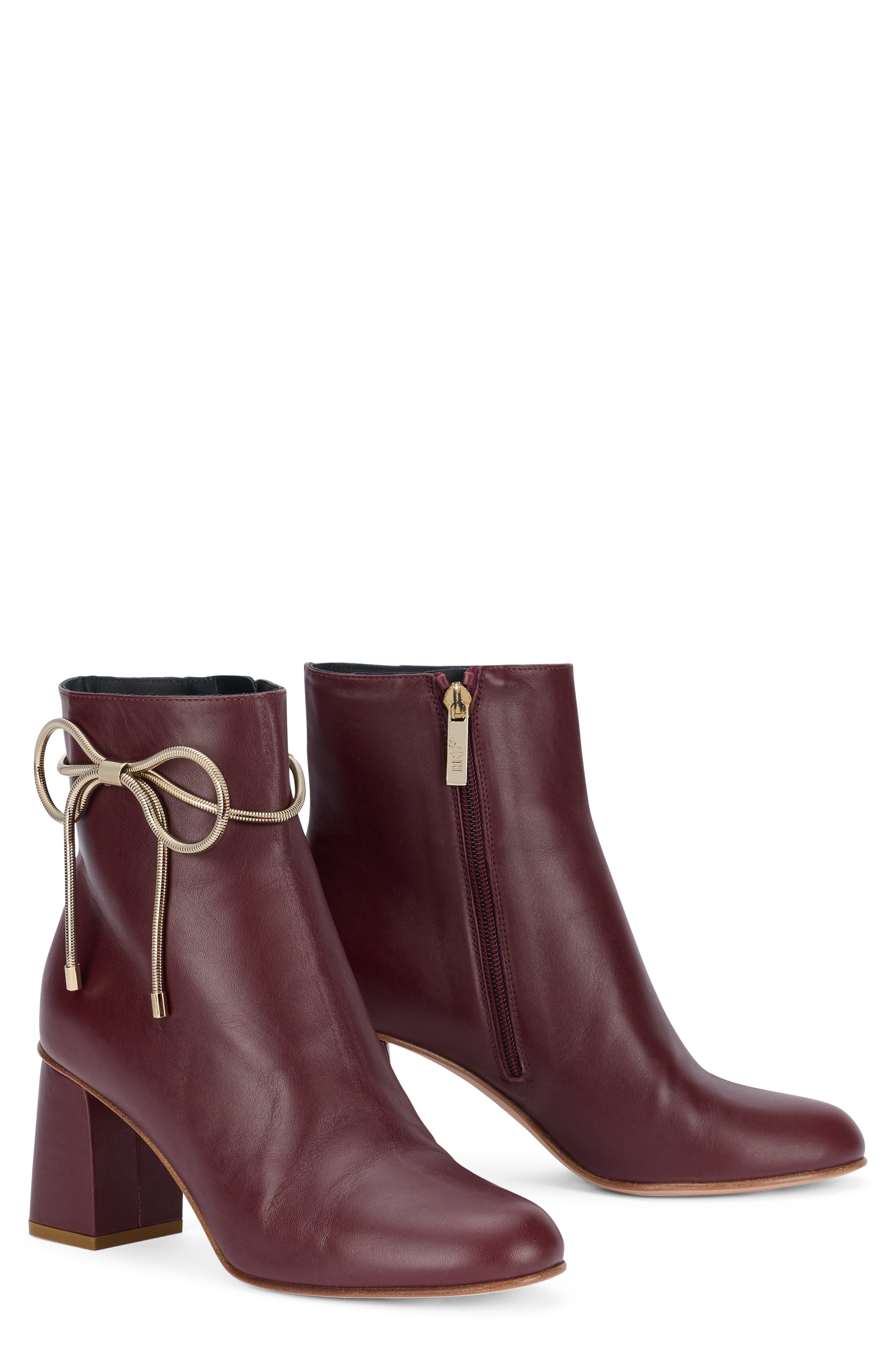 Heeled boots in shades of burgundy, elegant and versatile.