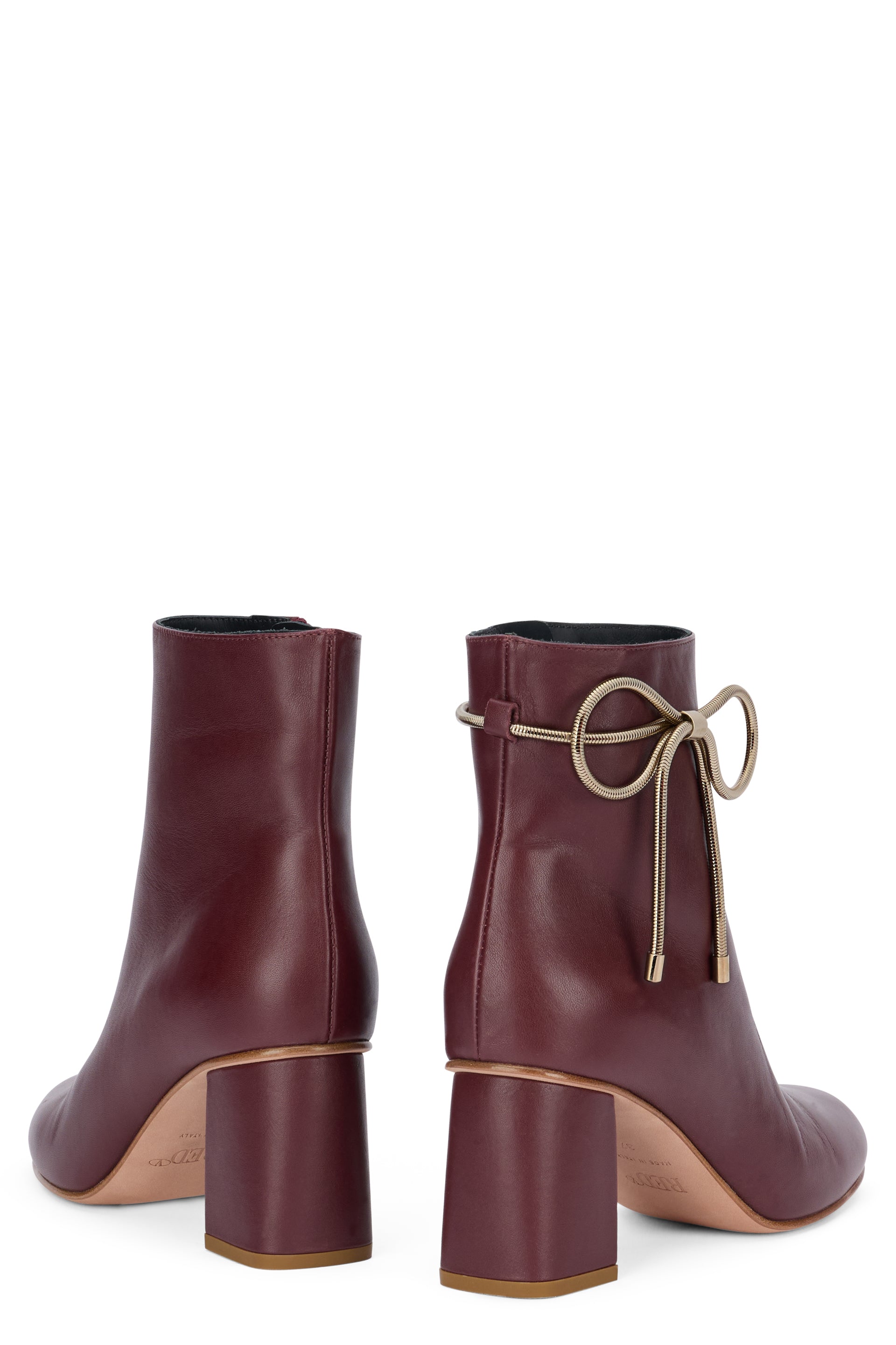 Heeled boots in shades of burgundy, elegant and versatile.