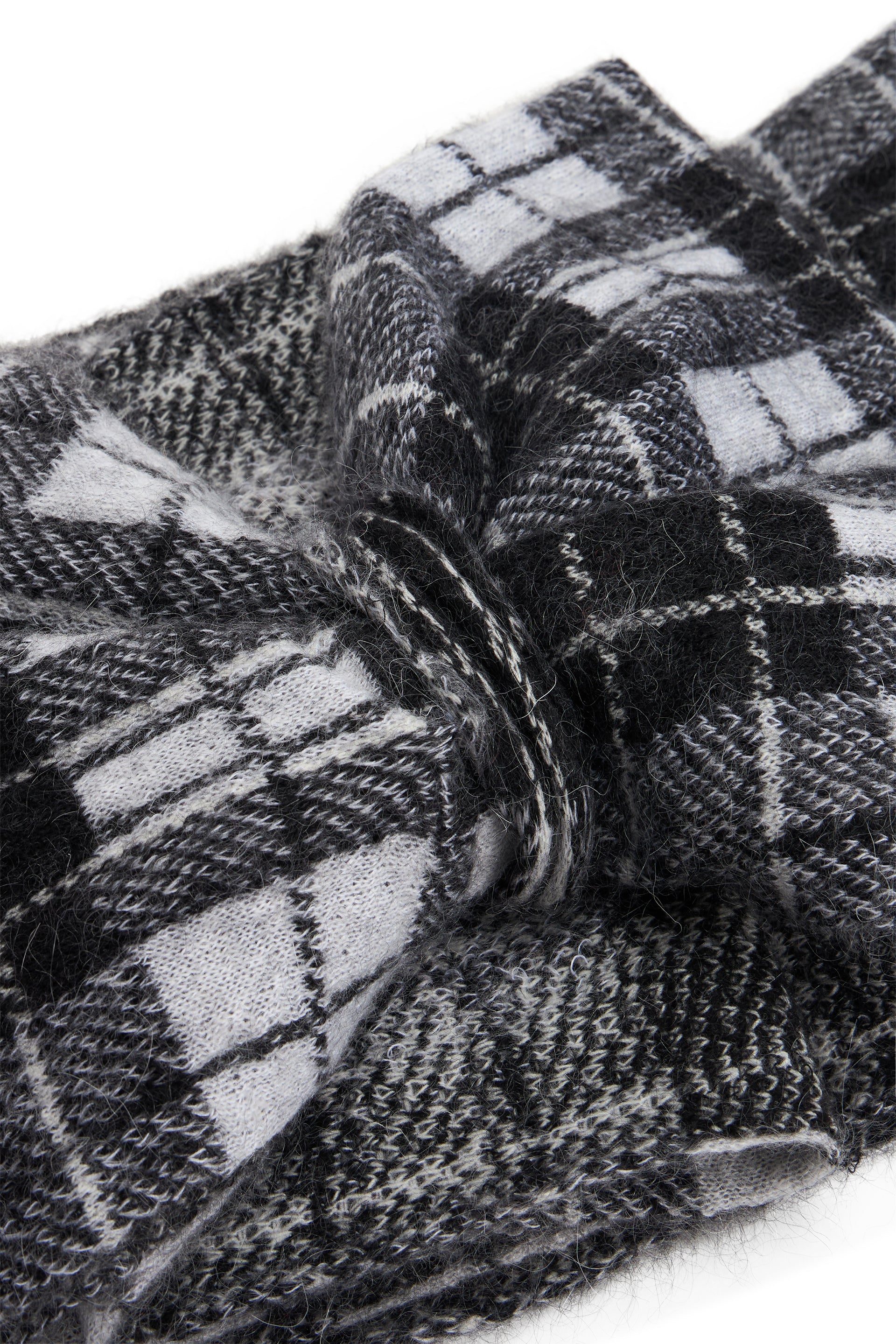Checked headband in white and black.