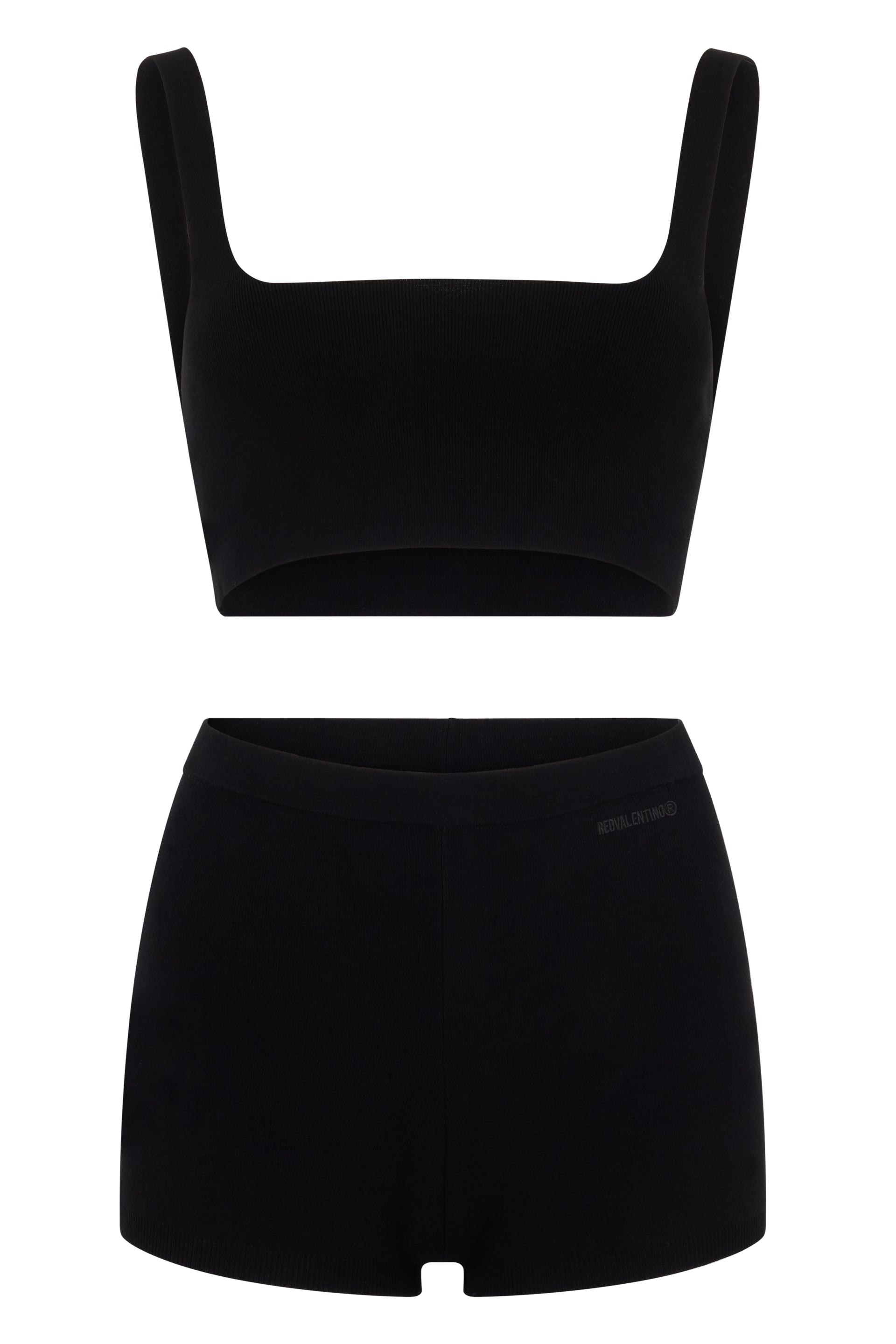 Versatile summer set made up of a top and black shorts.