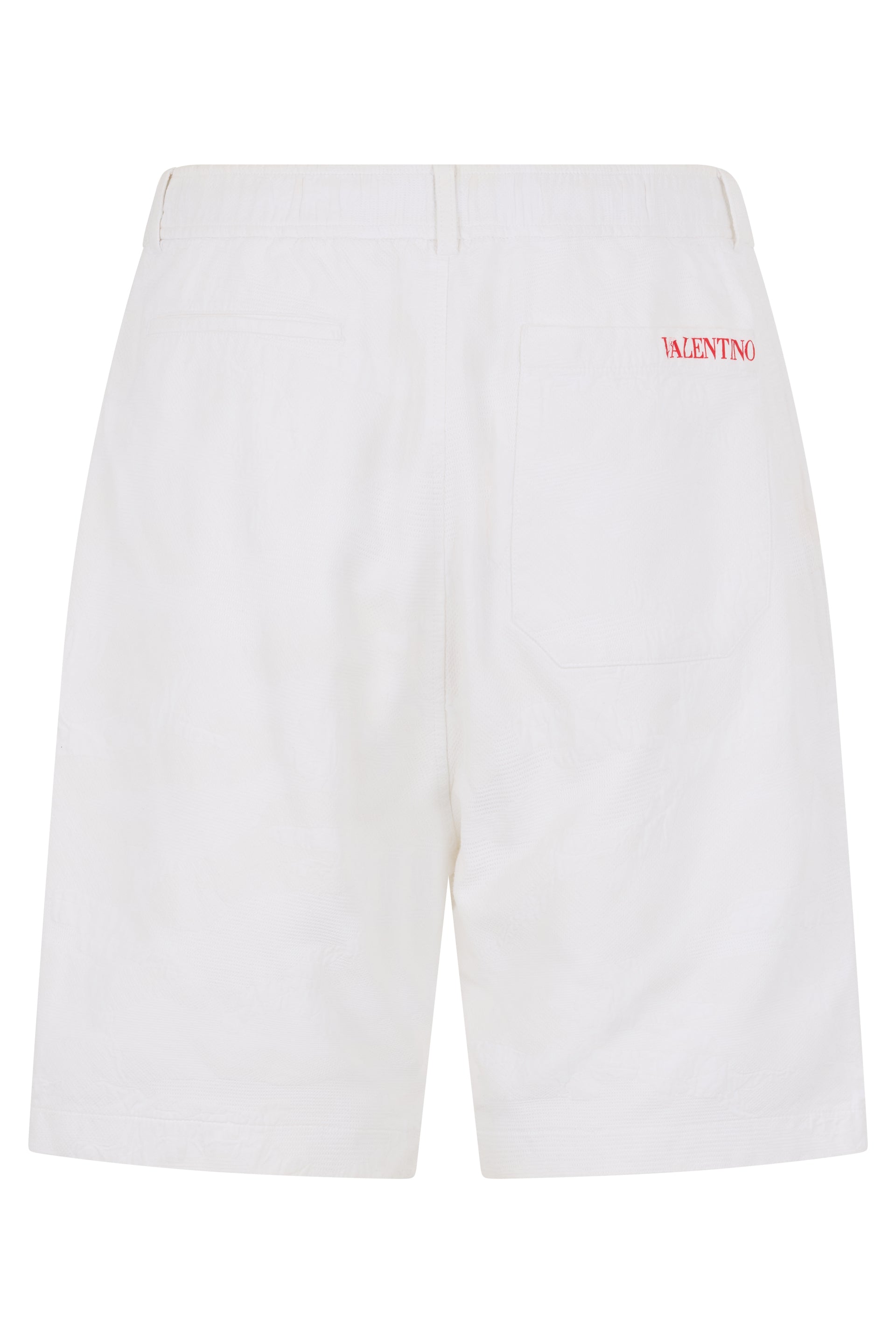 White summer shorts, ideal for a casual and refined look.