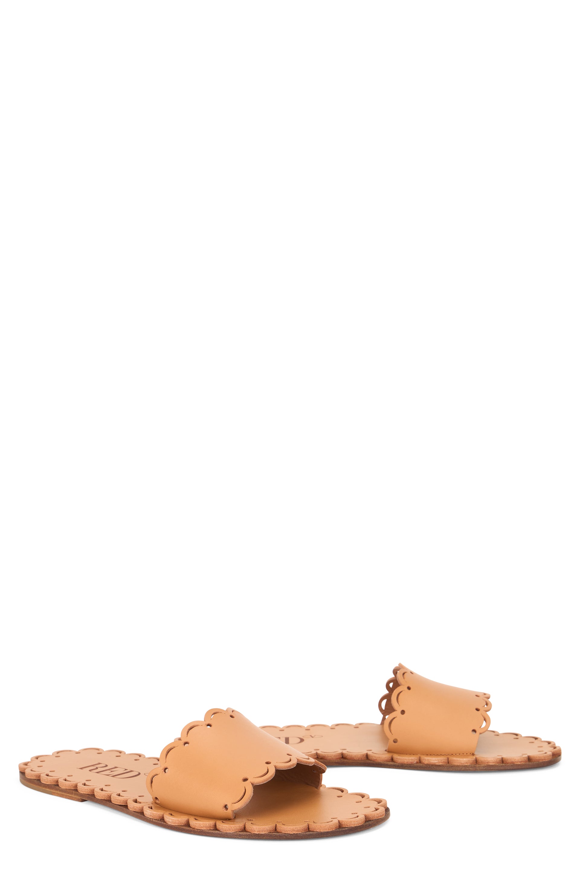 Summer sandals in leather in orange color, elegance and comfort.