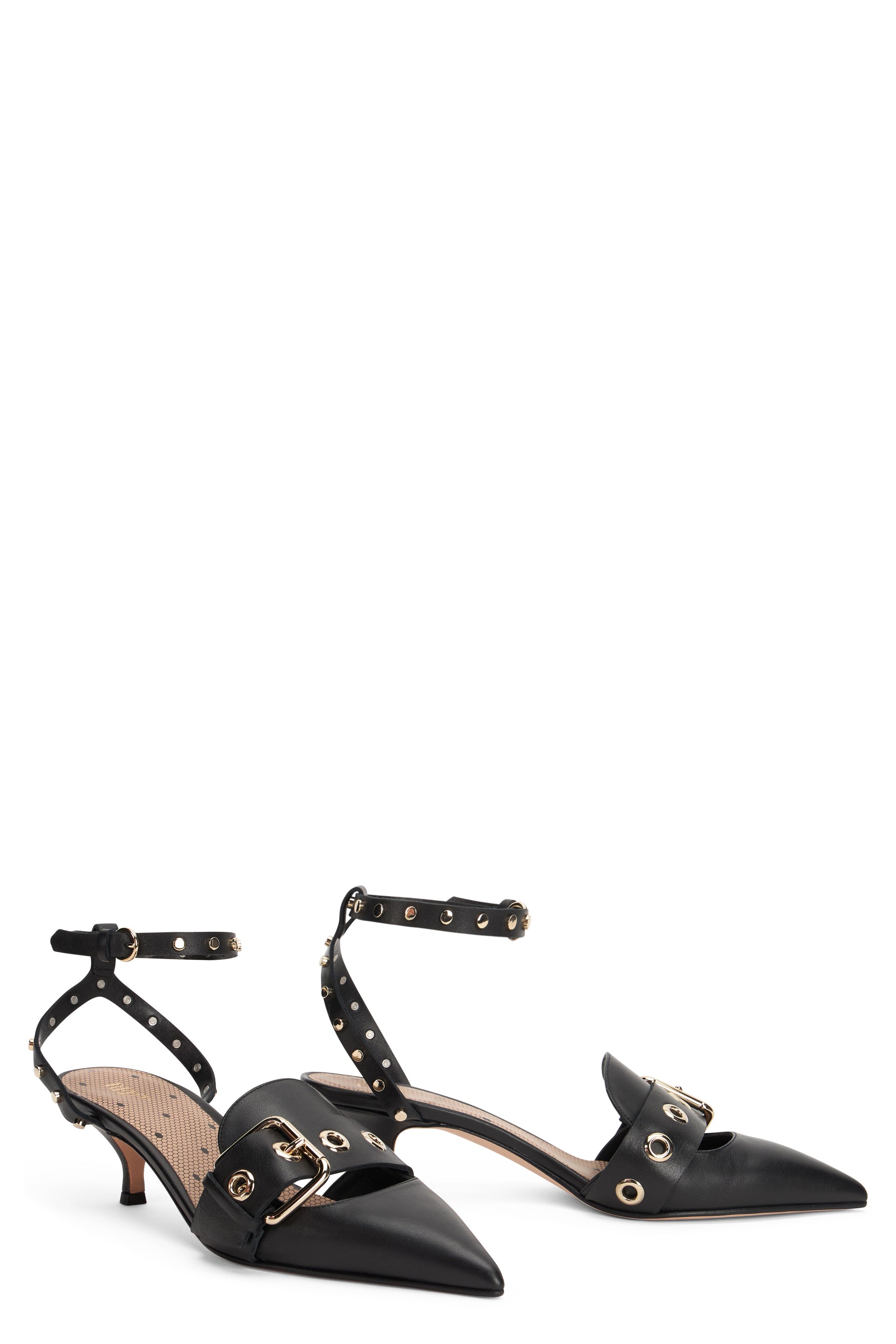 Elegant black pointed shoes with kitten heel.