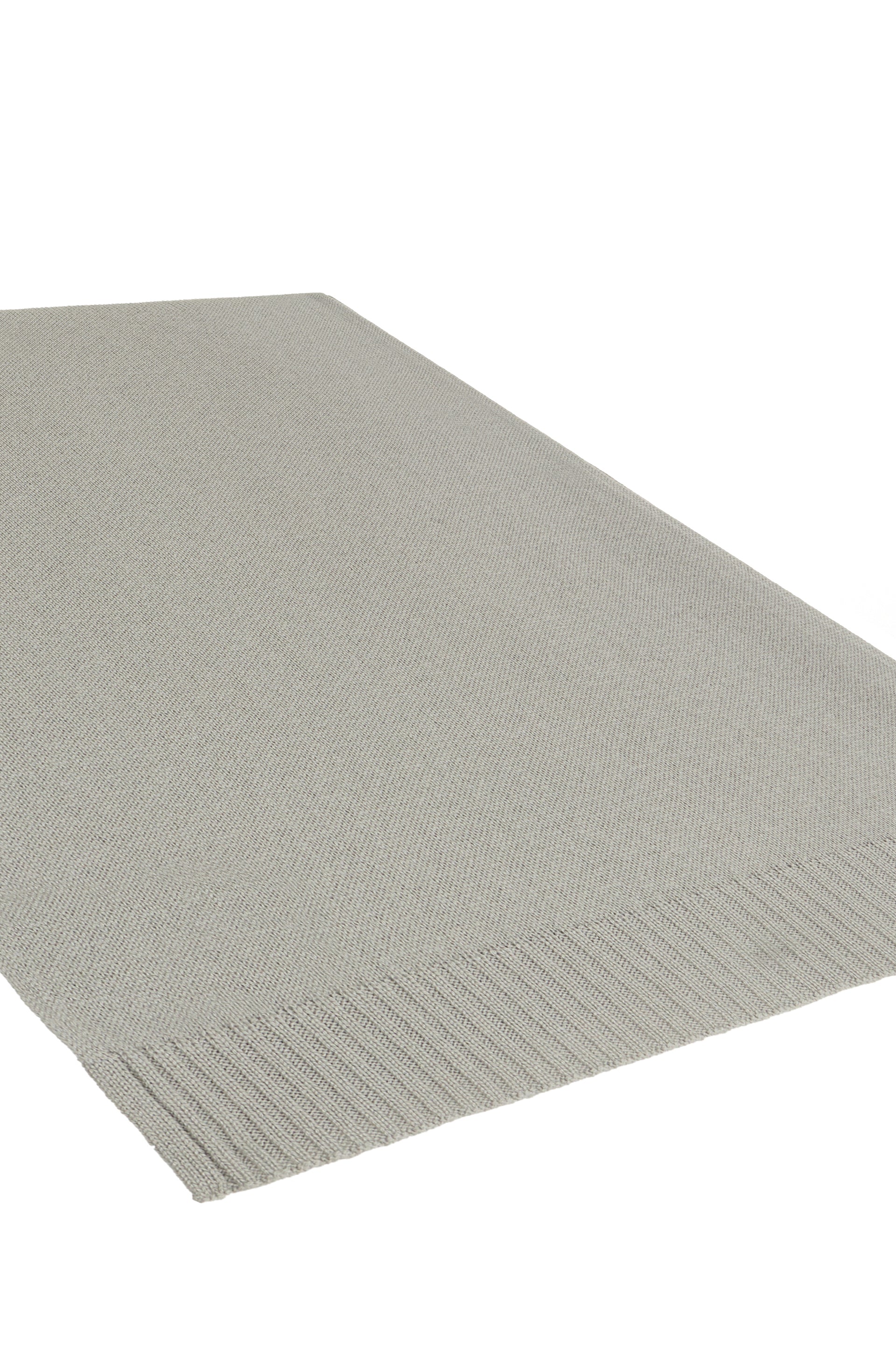 Elegant gray scarf for the winter season