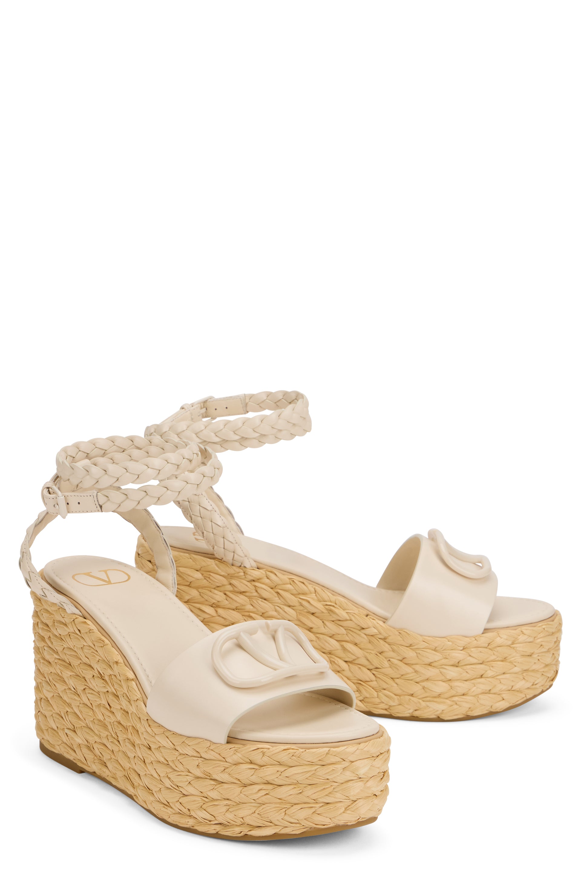 Elegant sandal with platform featuring woven pattern.