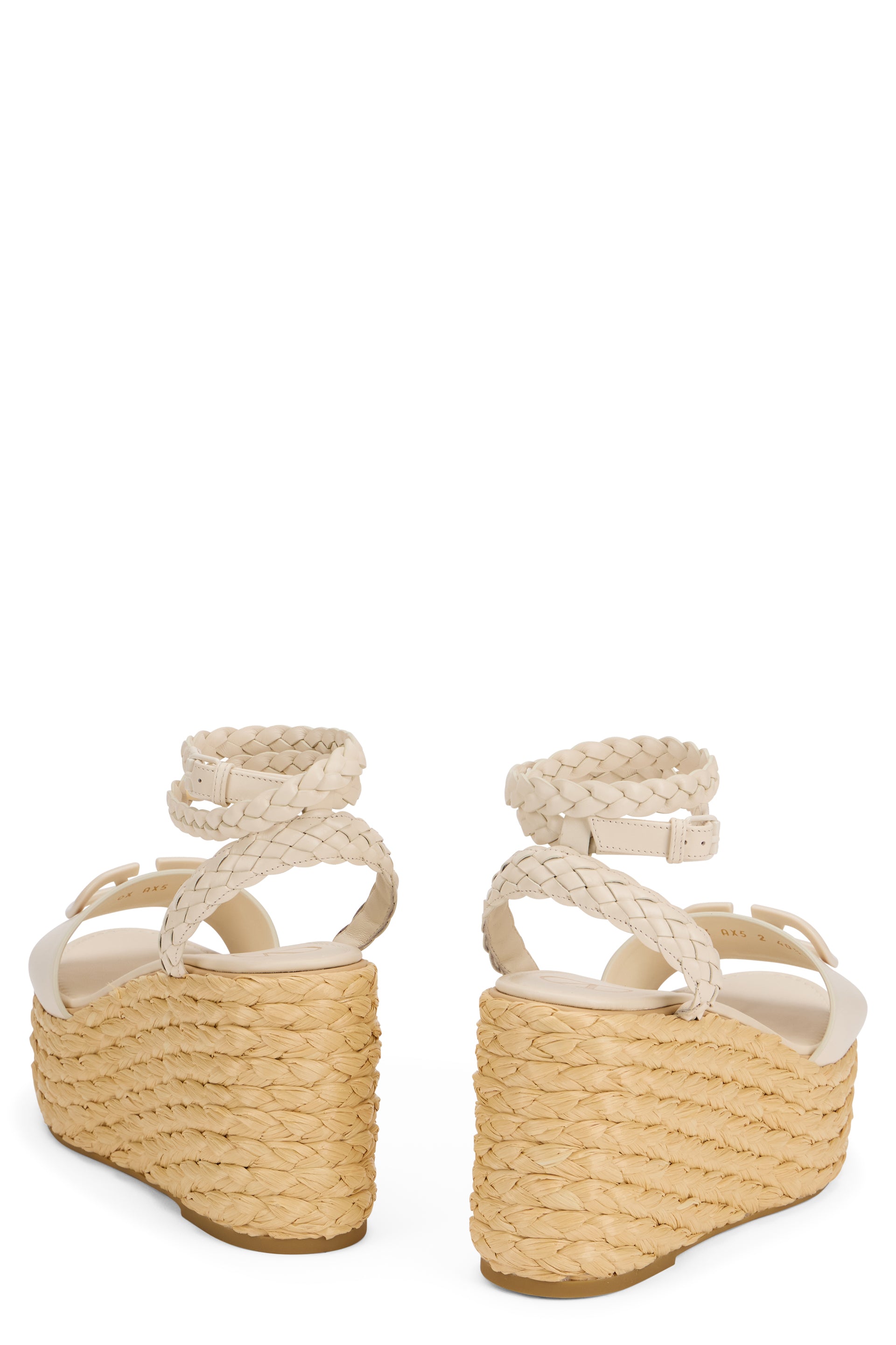 Elegant sandal with platform featuring woven pattern.