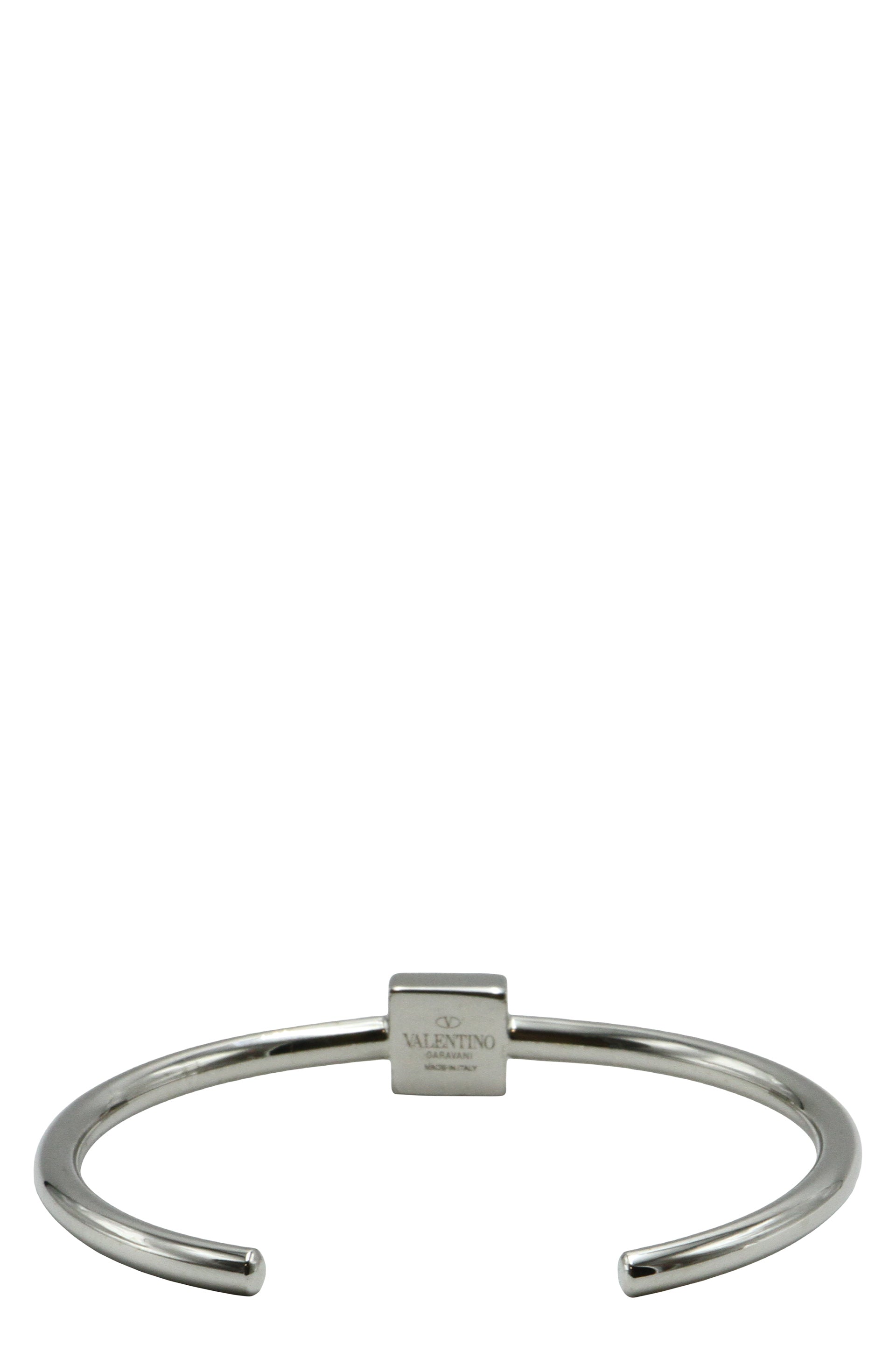 Minimalist bracelet with stud on the front