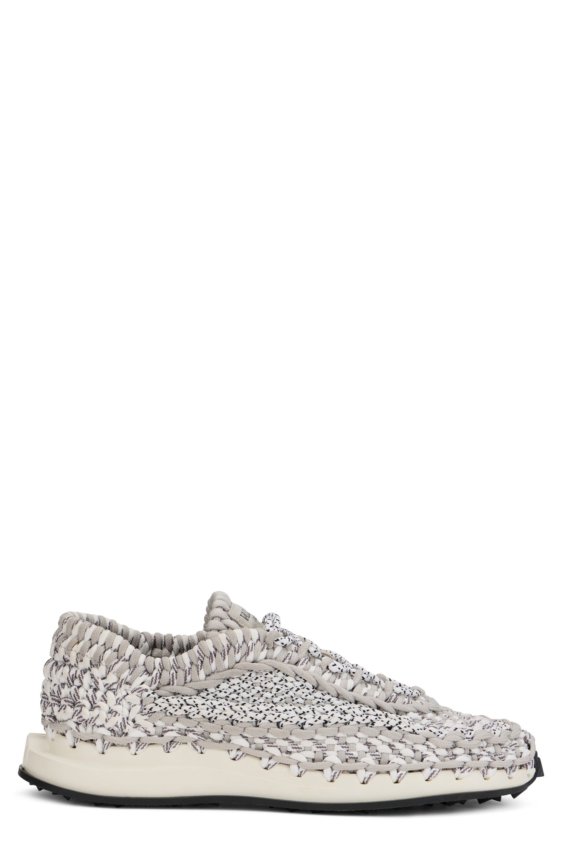 Elegant sports shoes in light gray woven fabric.
