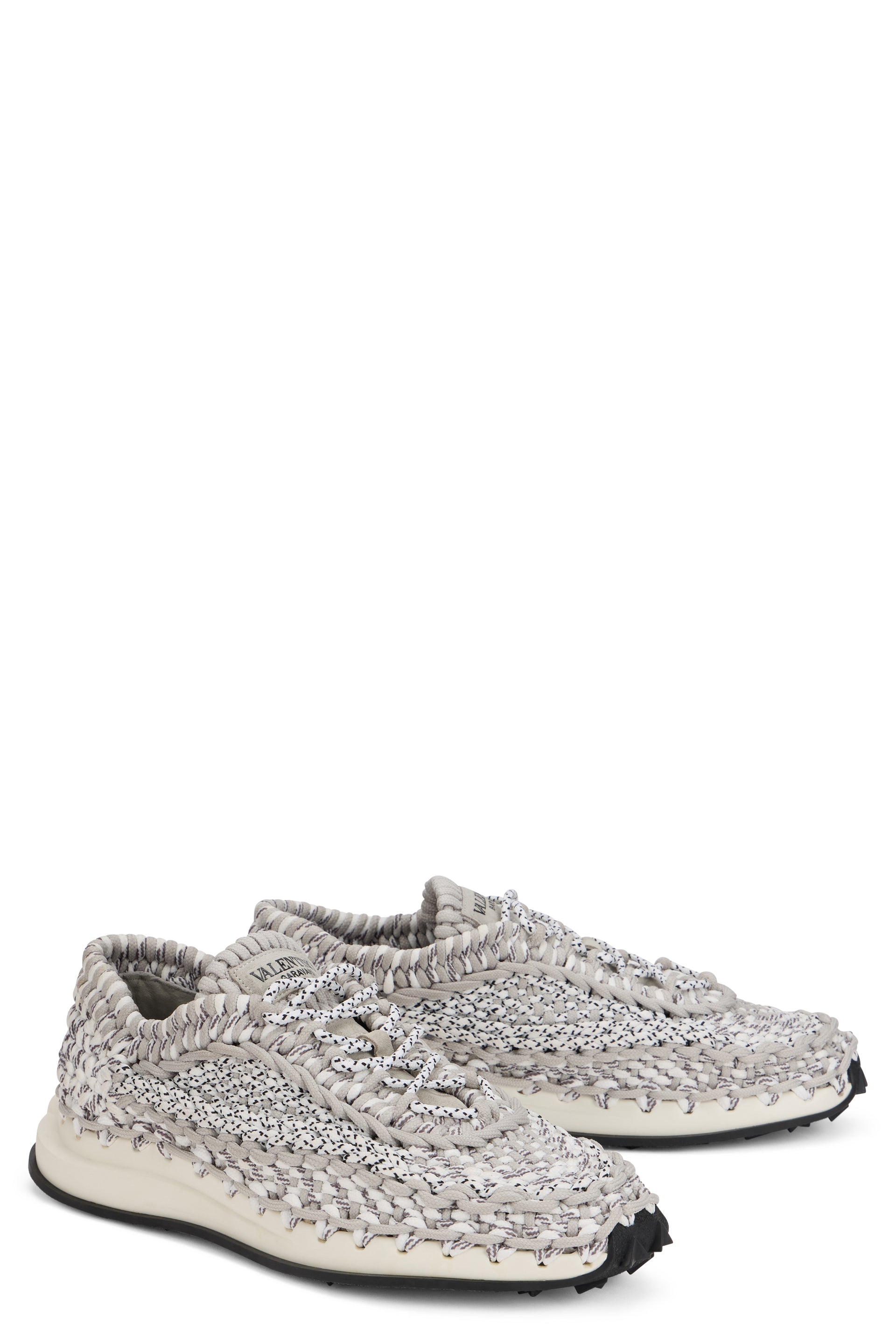 Elegant sports shoes in light gray woven fabric.
