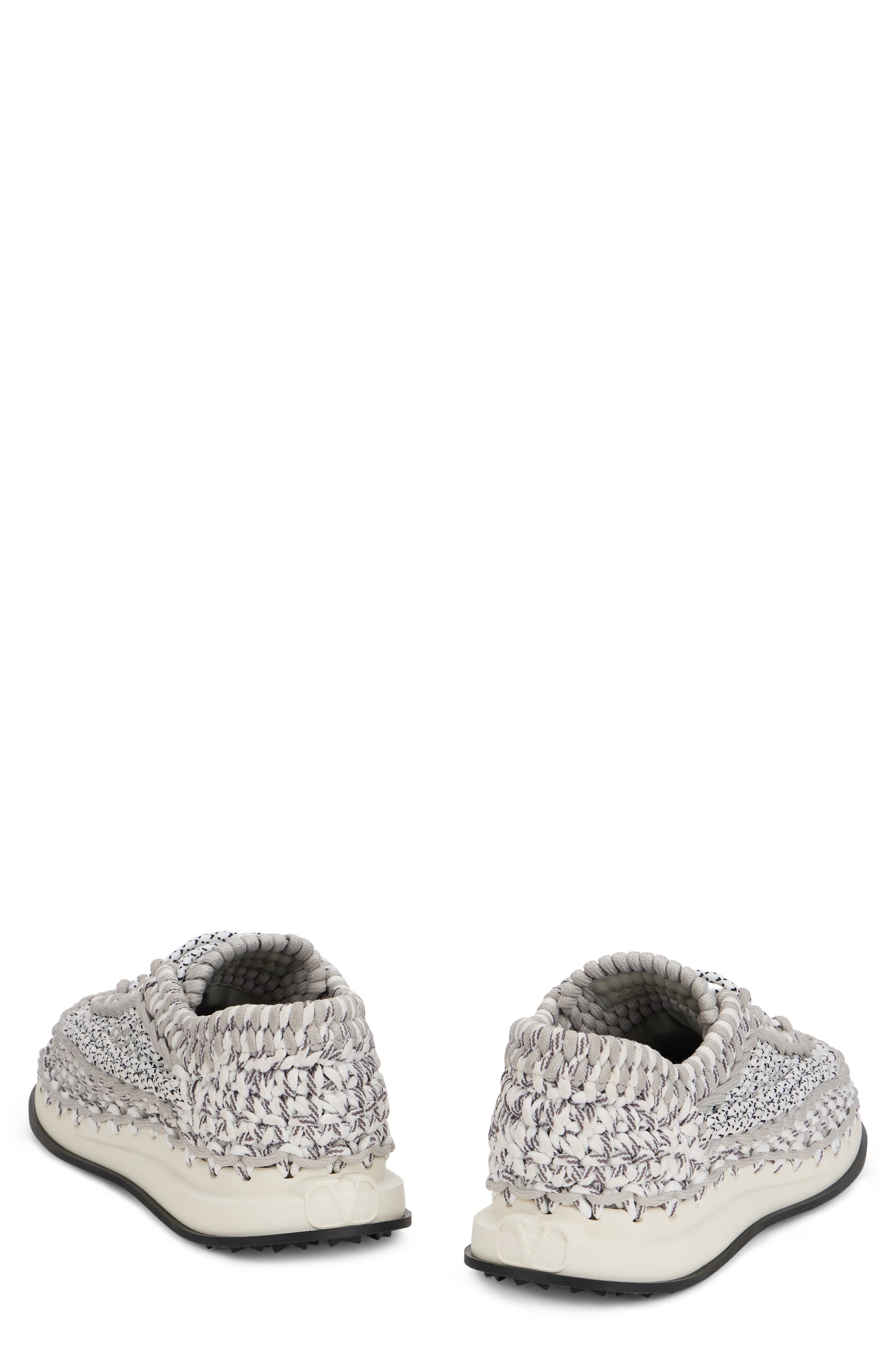 Elegant sports shoes in light gray woven fabric.